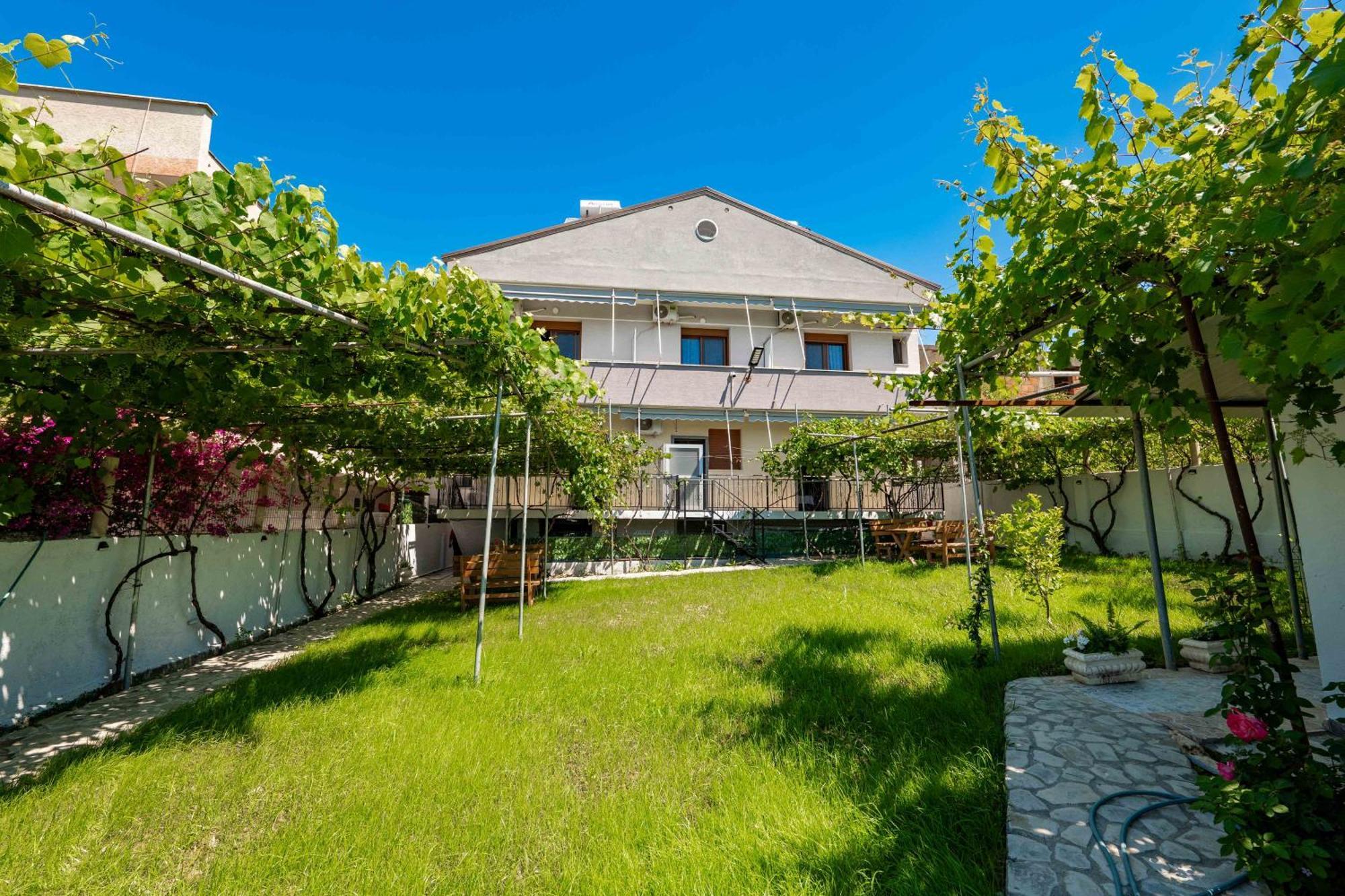 Kalpazo Kaja Vila Garden Golem  Bagian luar foto